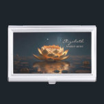 Elegante Trendy Girly, Chic Lotus Blume Visitenkarten Dose<br><div class="desc">Schöner Lotus auf dunklem Hintergrund. Ein elegantes und raffiniertes Design. Die perfekte coole Geschenkidee für sie zu jedem Anlass.</div>
