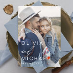 Elegante Typografie Save the Date Foto Minimalisti<br><div class="desc">Hochzeit Speichern Sie die Datumskarten,  die ein Foto auf der Vorder- und Rückseite haben. Die Save the Date-Karten enthalten eine moderne,  handgeschriebene,  kursive Schriftzeichen-Typografie,  die elegant,  einfach und modern nach einem einfachen Hochzeitstag-Fest zu verwenden sind.</div>