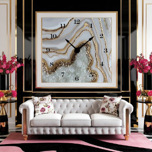 Elegante Uhr an der Wand aus weißem und goldenem T