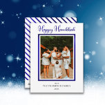 Elegante und klassische Imitate Foil Foto Happy Ha<br><div class="desc">Elegantes und klassisches Design mit weißer und Imitat blauer Folie Foto "Happy Hanukkah" Design mit einem Imitat blauen Rahmen auf der Vorderseite für Ihr Foto und den Gruß "Happy Hanukkah" auch in Imitat blauen Folie mit Imitat blauen Folie und weißen diagonalen Streifen auf der Rückseite. Komposites Design von Holiday Hearts...</div>