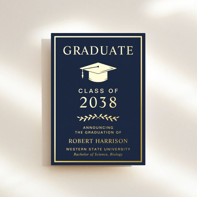 Elegante Uni Blue Foil Abschluss Ankündigung (An elegant college graduation announcement to celebrate the graduate's achievements)