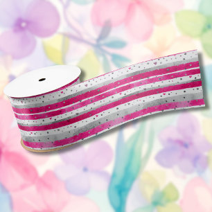 Elegante Valentinstag-Rosa-Silber-Herzen auf Strei Satinband
