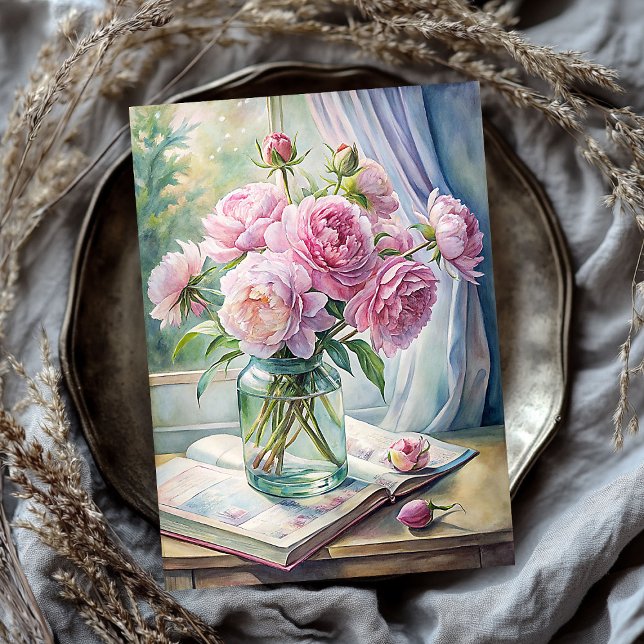 Elegante Vase mit rosafarbenen Pfannkuchen auf dem Seidenpapier (Elegant vase with pink peonies on table tissue paper)