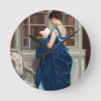 Elegante viktorianische Frau beim Lesen in der Bib