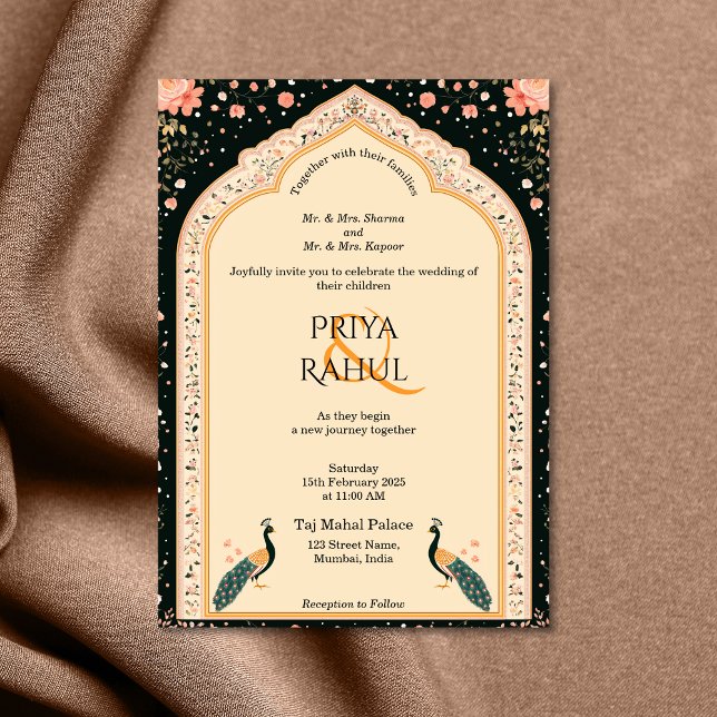 Elegante Vintage blumengeschüttelte Hochzeiten in  Einladung (indian door arch with two peacocks wedding invitation)