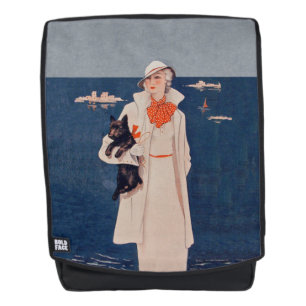 Elegante Vintage-Dame am Ozean hält Scotty-Hund Rucksack