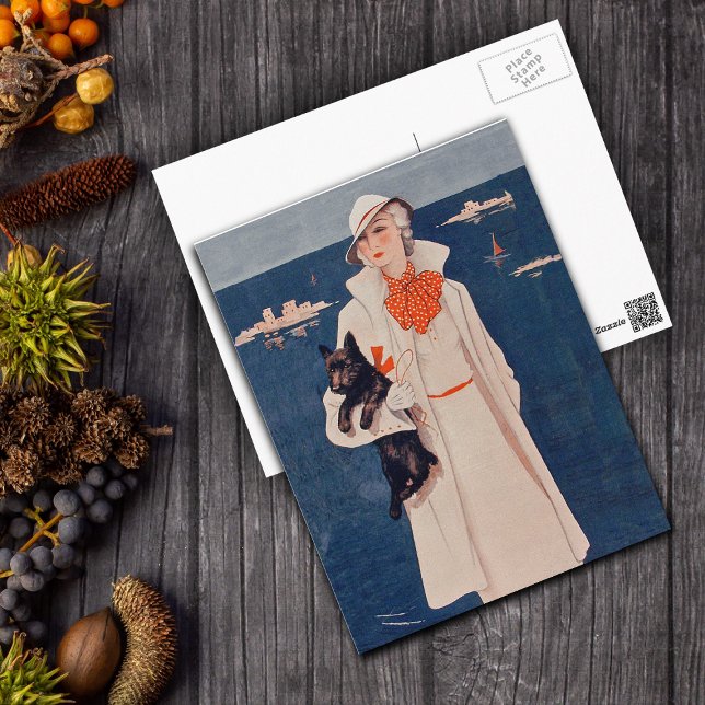 Elegante Vintage Dame mit Scotty Hund Postkarte (Elegant lady in white suit holding black scotty dog by ocean on postcard.)