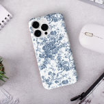 Elegante Vintage französische Stickereitoilette<br><div class="desc">Elegantes und verziertes Vintag-weiß-blaues Jouy-Muster mit exotischen Blume,  Weinreben und Blättern,  die mit Garland und Körben von Rose verwoben sind. Dieses Muster wurde um 1910 in der Smithsonian-Sammlung aus einem historischen französischen Textilfragment adaptiert. Muster sind hoch,  können aber nicht gekachelt werden.</div>