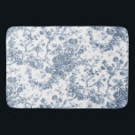 Elegante Vintage französische Stickereitoilette Badematte<br><div class="desc">Elegantes und verziertes Vintag-weiß-blaues Jouy-Muster mit exotischen Blume,  Weinreben und Blättern,  die mit Garland und Körben von Rose verwoben sind. Dieses Muster wurde um 1910 in der Smithsonian-Sammlung aus einem historischen französischen Textilfragment adaptiert. Muster sind hoch,  können aber nicht gekachelt werden.</div>