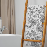Elegante Vintage französische Stickereitoilette Badhandtuch Set<br><div class="desc">Elegantes und verziertes Vintages Jouy-Muster mit exotischen Blume,  Weinreben und Blättern,  verwoben mit Garland und Körben von Rose. Dieses Muster wurde um 1910 in der Smithsonian-Sammlung aus einem historischen französischen Textilfragment adaptiert. Muster sind hoch,  können aber nicht gekachelt werden.</div>