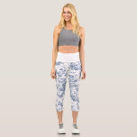 Elegante Vintage französische Stickereitoilette Capri Leggings<br><div class="desc">Elegantes und verziertes Vintag-weiß-blaues Jouy-Muster mit exotischen Blume,  Weinreben und Blättern,  die mit Garland und Körben von Rose verwoben sind. Dieses Muster wurde um 1910 in der Smithsonian-Sammlung aus einem historischen französischen Textilfragment adaptiert. Muster sind hoch,  können aber nicht gekachelt werden. Waistband Farbe ist anpassbar.</div>