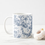Elegante Vintage französische Stickereitoilette Kaffeetasse<br><div class="desc">Elegantes und verziertes Vintag-weiß-blaues Jouy-Muster mit exotischen Blume,  Weinreben und Blättern,  die mit Garland und Körben von Rose verwoben sind. Dieses Muster wurde um 1910 in der Smithsonian-Sammlung aus einem historischen französischen Textilfragment adaptiert. Muster sind hoch,  können aber nicht gekachelt werden.</div>