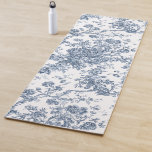 Elegante Vintage französische Stickereitoilette Yogamatte<br><div class="desc">Elegantes und verziertes Vintag-weiß-blaues Jouy-Muster mit exotischen Blume, Weinreben und Blättern, die mit Garland und Körben von Rose verwoben sind. Dieses Muster wurde um 1910 in der Smithsonian-Sammlung aus einem historischen französischen Textilfragment adaptiert. Muster sind hoch, können aber nicht gekachelt werden. Gegen Aufpreis kann die Rückseite mit Grafik versehen werden....</div>