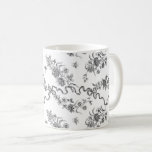 Elegante Vintage Gravierschwarze Rose und Ribbons Kaffeetasse<br><div class="desc">Elegante und romantische schwarze, gravierte Vintage Rose, Blume, Weinberge, Blätter und Schmetterlinge mit Bändern und Bögen auf weißem Hintergrund verwoben.</div>