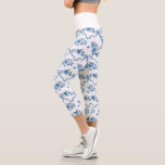 Elegante Vintage, gravierte blaue Rose und Ribbons Capri Leggings<br><div class="desc">Elegant und romantisch blau eingeprägte Vintage Rose,  Blume,  Weinberge,  Blätter und Schmetterlinge mit Bändern und Bögen verwoben auf einem weißen Hintergrund. Waistband Farbe ist anpassbar.</div>