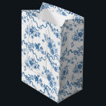 Elegante Vintage, gravierte blaue Rose und Ribbons Mittlere Geschenktüte<br><div class="desc">Elegant und romantisch blau eingeprägte Vintage Rose,  Blume,  Weinberge,  Blätter und Schmetterlinge mit Bändern und Bögen verwoben auf einem weißen Hintergrund.</div>