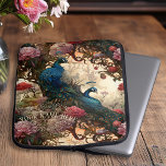 Elegante Vintage Viktorianische Friedenstruppen Bo Laptopschutzhülle<br><div class="desc">Genießen Sie die zeitlose Schönheit dieser Peacocks in einem Vintagen, Viktorianischen Bohemischen Elektronik-Bag im Tree Elegant. Dieser schicke Boho-Käfig rühmt sich einer Touch Viktorianischen Vintagen Kunsthandwerks-Charmes mit zwei königlichen Pfauen in einem Baum. Diese Vintage Tasche ist perfekt als personalisiertes Geschenk und hat eine böhmische Eleganz. Die Personalisierung steht Ihnen zur...</div>