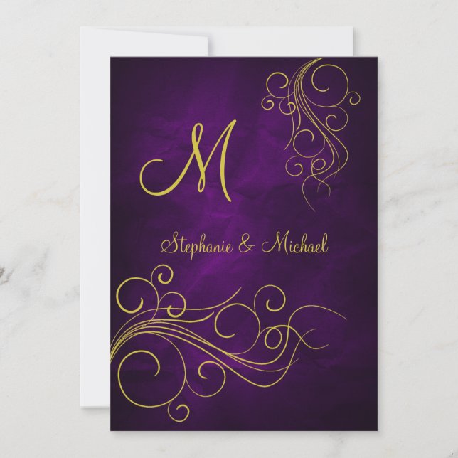 Elegante Violet Gold Monogram Wedding Einladung (Vorderseite)
