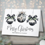 Elegante Wasserfarbe Einfache Schwarz-weiße Weihna Feiertagskarte<br><div class="desc">Mit dieser eleganten Weihnachtskarte senden Sie Ihren Urlaubswünsche ein minimalistisches Design aus drei schwarz-weißen Aquarellverzierungen an der Vorderseite, hervorgehoben durch immergrünes Grün und niedliche Bugdetails. "Frohe Weihnachten" ist in anmutiger Schrift-Typografie geschrieben, und Ihr Familienname wird unten in einem klassischen Serif-Schriftart für eine persönliche Touch dargestellt. Wenn Sie es vorziehen, können...</div>