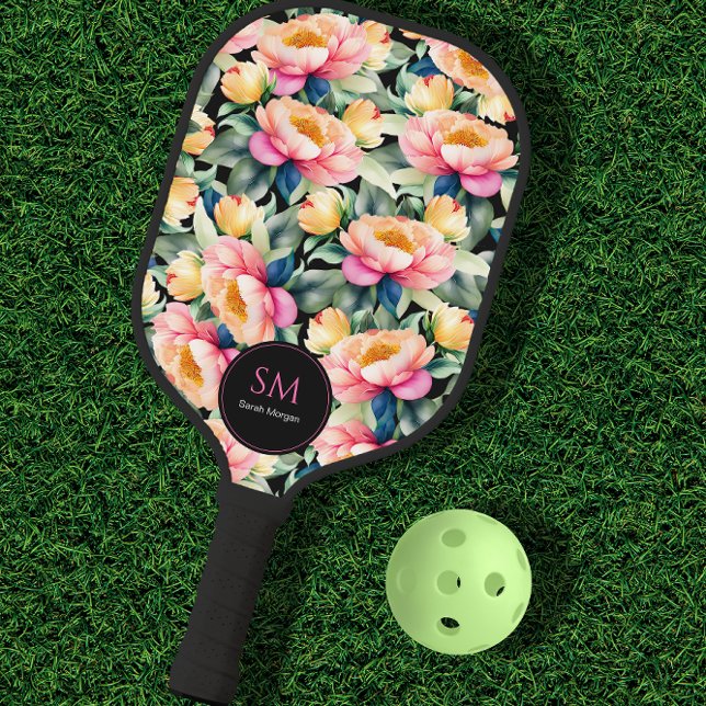 Elegante Wasserfarbenpeony auf Schwarz Monogram Pickleball Schläger (Von Creator hochgeladen)