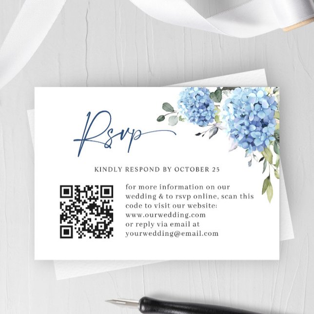 Elegante Watercolor Blue Hydrangea Wedding QR Code RSVP Karte (Von Creator hochgeladen)