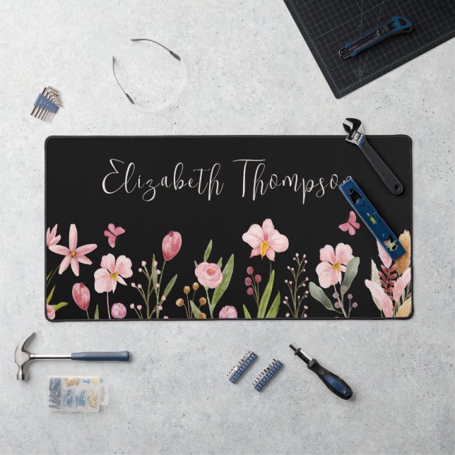 Elegante Watercolor Blume Girly Script Name Black Schreibtischunterlage (Arbeitsplatz)