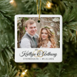 Elegante Wedding Rings 2 Foto Gedenkstein White Keramikornament<br><div class="desc">Erstellen Sie ein elegantes, weißes Trauungssakendekor mit einem oder zwei Fotos, einem eleganten Kalligrafieschrift-Schriftart für die Namen des Ehepaares, gepaart mit Hochzeitsringen und deren Hochzeitsdatum. Macht ein bedeutendes Hochzeitsgeschenk oder ein Weihnachtsgeschenk für die Neuvermählten oder erschaffen Sie ein Gedenken an Ihre Ersten Weihnachten als Mr. und Mrs. Für Änderungen oder...</div>