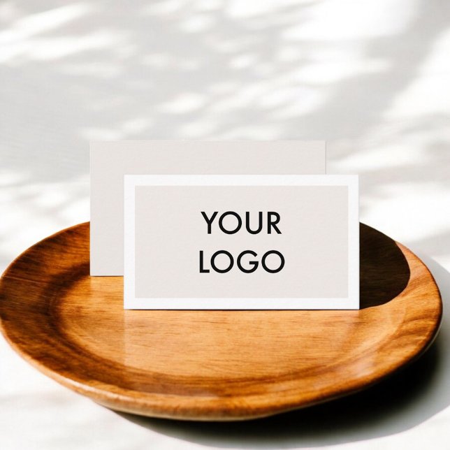 Elegante weiche Beige-Logo-Minimal Visitenkarte (Von Creator hochgeladen)