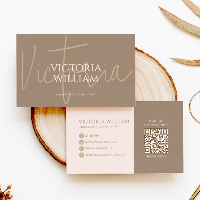 Elegante, weiche, neutrale Beige-Script-QR-Code Visitenkarte (Von Creator hochgeladen)
