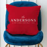 Elegante Weihnachten | Moderner roter Großname Kissen<br><div class="desc">Ein stilvolles,  modernes Kissen mit Ihrem Nachnamen in klassischer Typografie gepaart mit handgeschriebener Schrift in Weiß in einer prächtigen,  leuchtend roten Farbe. Ein elegantes,  minimalistisches Design,  das sich in dieser Weihnachtszeit von der Masse abhebt!</div>