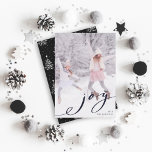 Elegante Weihnachts-Joy Foto-Urlaubskarte Feiertagskarte<br><div class="desc">Diese einfache Weihnachtskarte verfügt über ein elegantes schwarzes Freudenskript mit einem weißen Weihnachtsbaummuster auf der Rückseite (veränderbare Hintergrundfarbe). Für eine erweiterte Anpassung dieses Designs klicken Sie bitte auf den Link "Weitere Anpassung".</div>