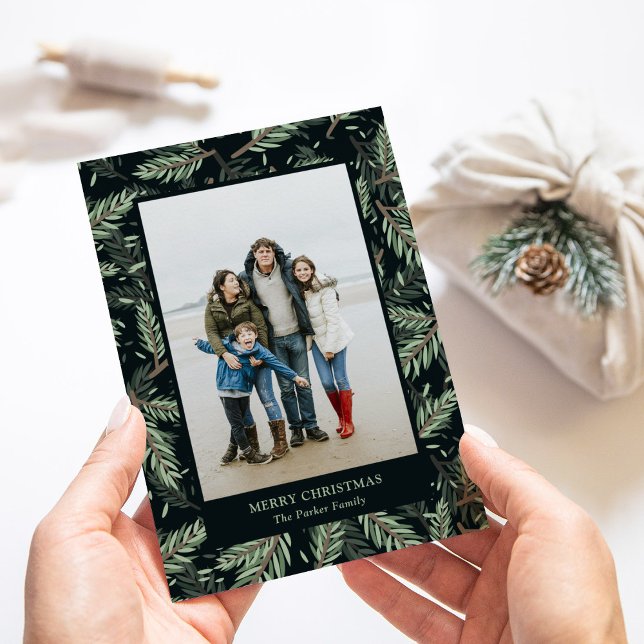 Elegante Weihnachtszweige auf schwarz | FOTO Feiertagskarte (An elegant holiday photo card with Christmas pine branches on a dark background)