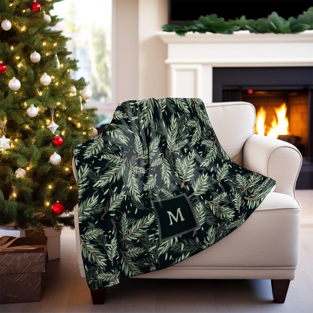 Elegante Weihnachtszweige auf Schwarz mit Monogram Fleecedecke (A stylish holiday blanket with Christmas pine branches and your monogram, on a dark background)