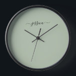 Elegante Weise Grünen Skriptname große Uhr<br><div class="desc">Moderne Uhr mit einem schlauen grünen Hintergrund und einem handgeschriebenen schwarzen,  gürtlichen Schriftnamen. Personalisieren mit Ihrem Namen</div>