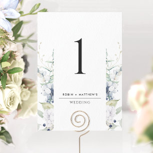 Elegante weiße, blaue Blumen-Hochzeitstisch-Nummer