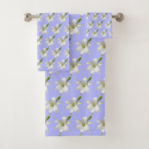 Elegante weiße Blumen auf Hellblau Badhandtuch Set