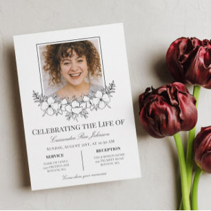 Elegante weiße Blumen mit Fotogedenkfeier Einladung