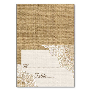 Elegante weiße Eckspitze auf Jute-Hochzeit Tischnummer