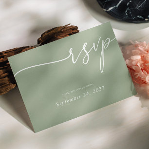 Elegante weiße Kalligrafie auf der Sage Green Wedd RSVP Karte