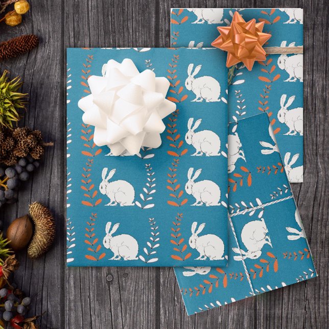 elegante Weiße Kaninchen Blume Dunkelblau Geschenkpapier Set (Rows of white rabbits with orange and white flower plants on roll of dark blue wrapping paper.)