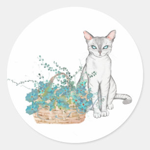 Elegante weiße Katze mit einem Korb blauer Blumen Runder Aufkleber