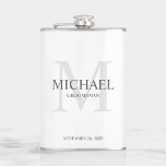 Elegante weiße Personalisierte Trauzeugen Flachmann<br><div class="desc">Fügen Sie Ihrer Hochzeit eine persönliche Touch mit personalisierten Trauzeugen Flasche. Dieser Kolben enthält den Namen des personalisierten Trauzeugen mit dem Titel und dem Hochzeitdatum in Grau und Monogramm in hellgrau als Hintergrund,  im klassischen Serif-Schriftart-Stil,  auf weißem Hintergrund. Auch perfekt für Trauzeuge,  Brautvater und mehr.</div>