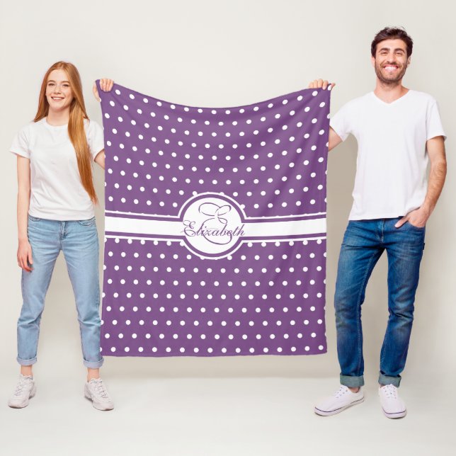 Elegante weiße Polka-Punkte auf lila Monogramm Fleecedecke (Beispiel)