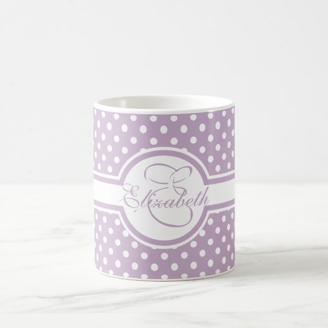 Elegante weiße Polka-Punkte auf Lila Monogramm Kaffeetasse (Mittel)