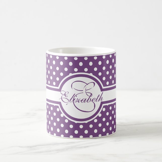 Elegante weiße Polka-Punkte auf lila Monogramm Kaffeetasse (Mittel)