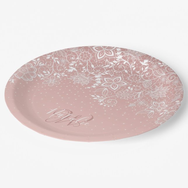 Elegante weiße Spitze mit Blumen und Pappteller (Schrägansicht)