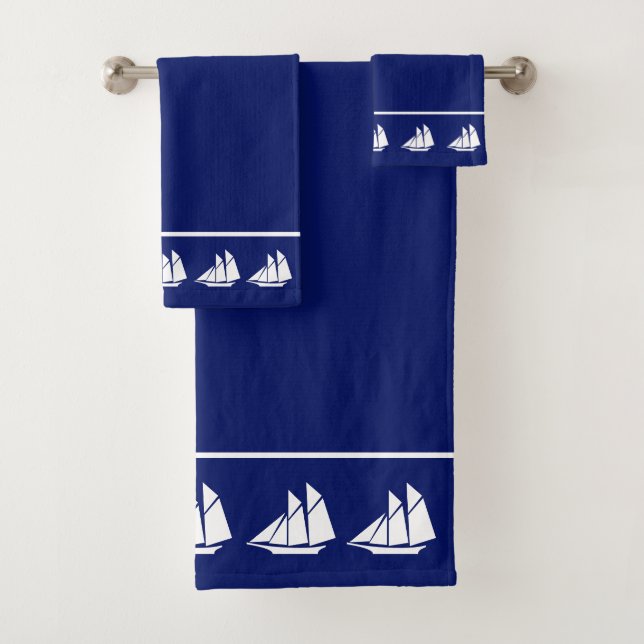 Elegante weiße Yachten auf Navy Blue Badhandtuch Set (Insitu)