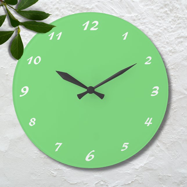 Elegante weiße Zahlen | Classic Pastel Green Uhr (Von Creator hochgeladen)