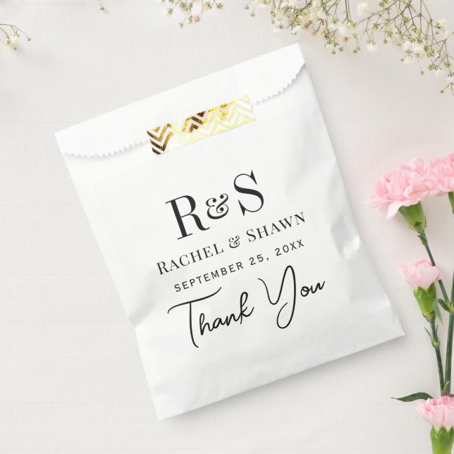 Elegante White & Black Chic Moderne Monogram Weddi Geschenktütchen (Versiegelt)