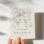 Elegante White Bow Save the Date Card<br><div class="desc">"Wir binden den Knoten" Hochzeit speichern Sie das Datum Einladung mit einem eleganten weißen Bogen-Design und handgeschriebenen Drehbuch-Schriftart.</div>